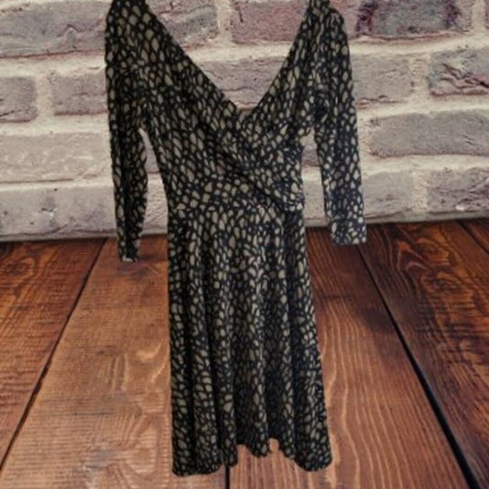 Maggy London 4 long sleeve polyester blend stretch black and tan dress.